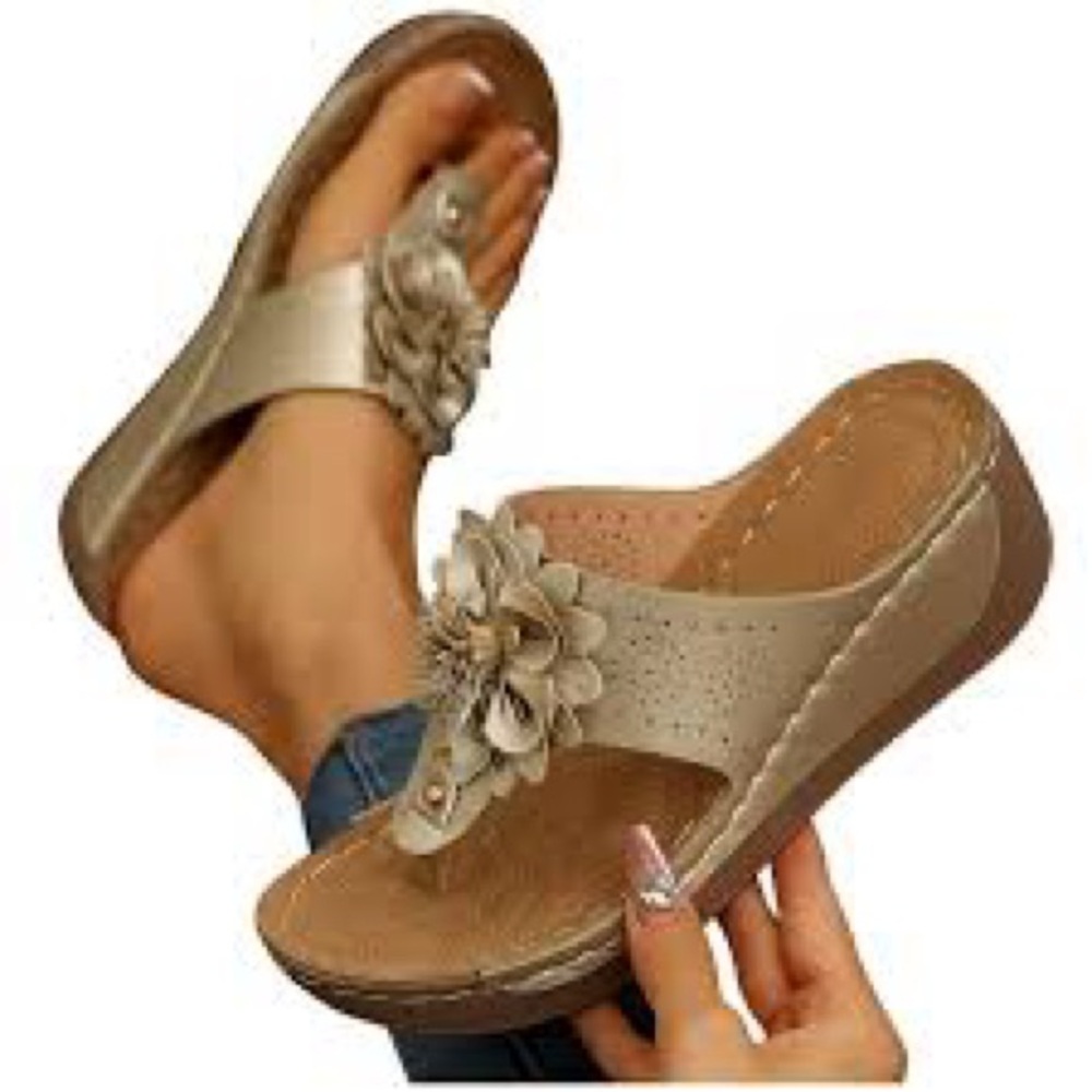 531.535. NEW SIZE 8.5 Alexis Beige Floral Women's Sandals